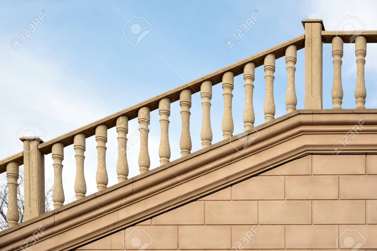 モダンな装飾的な石階段手すりのフラグメント の写真素材 画像素材 Image