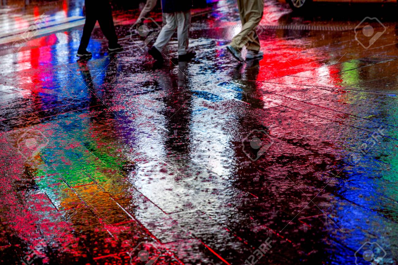 雨の日の街の灯の明るいカラフルな反射 の写真素材 画像素材 Image 雨の日の街の灯の明るいカラフルな反射 の写真素材 画像素材 Image