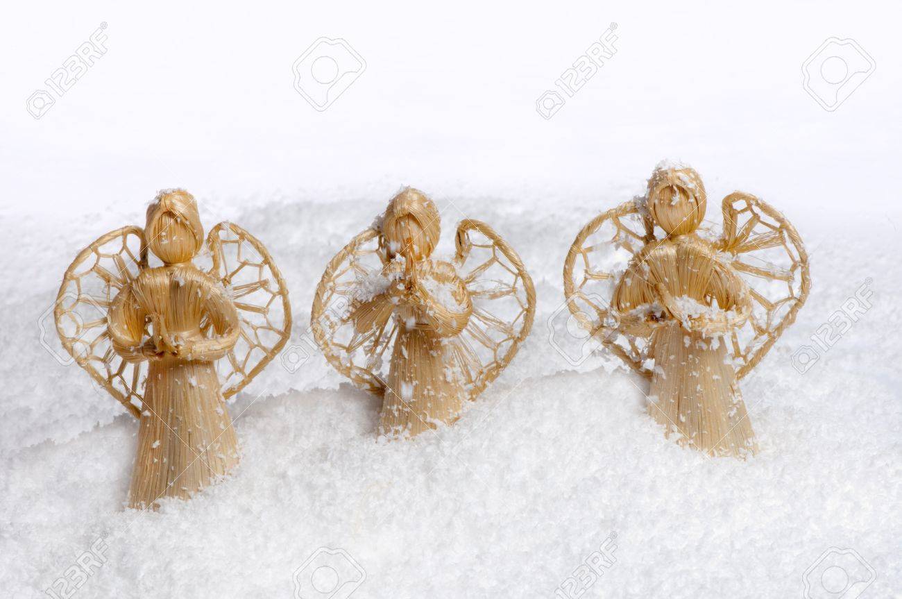 Immagini Angeli Di Natale.Immagini Stock Tre Paglia Angeli Di Natale In Profondita Sotto La Neve Image 15477043