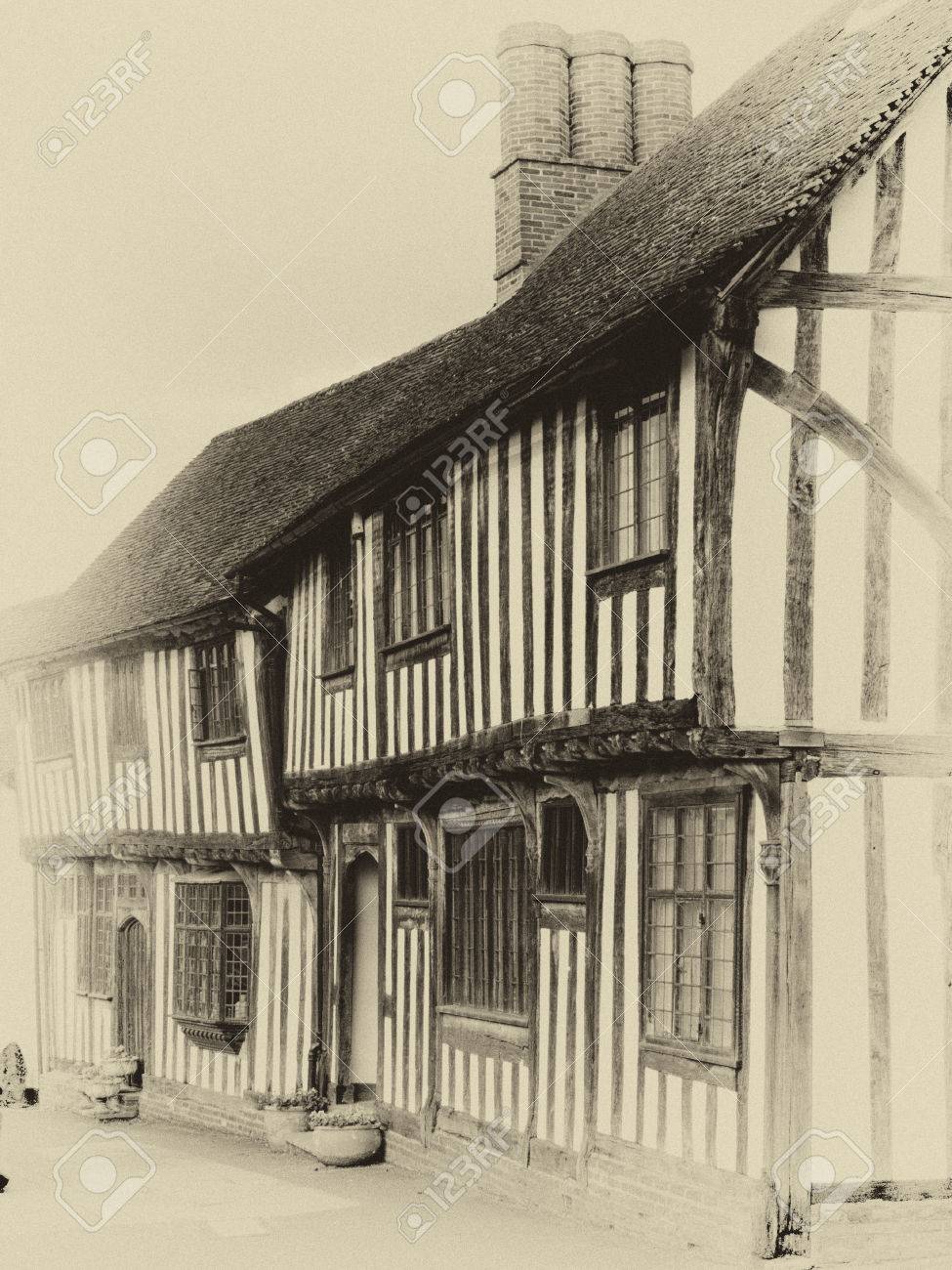 ラベンハム サフォーク イギリス アンティークのセピア色の写真から英語木骨造り白と黒のチューダーの家します の写真素材 画像素材 Image