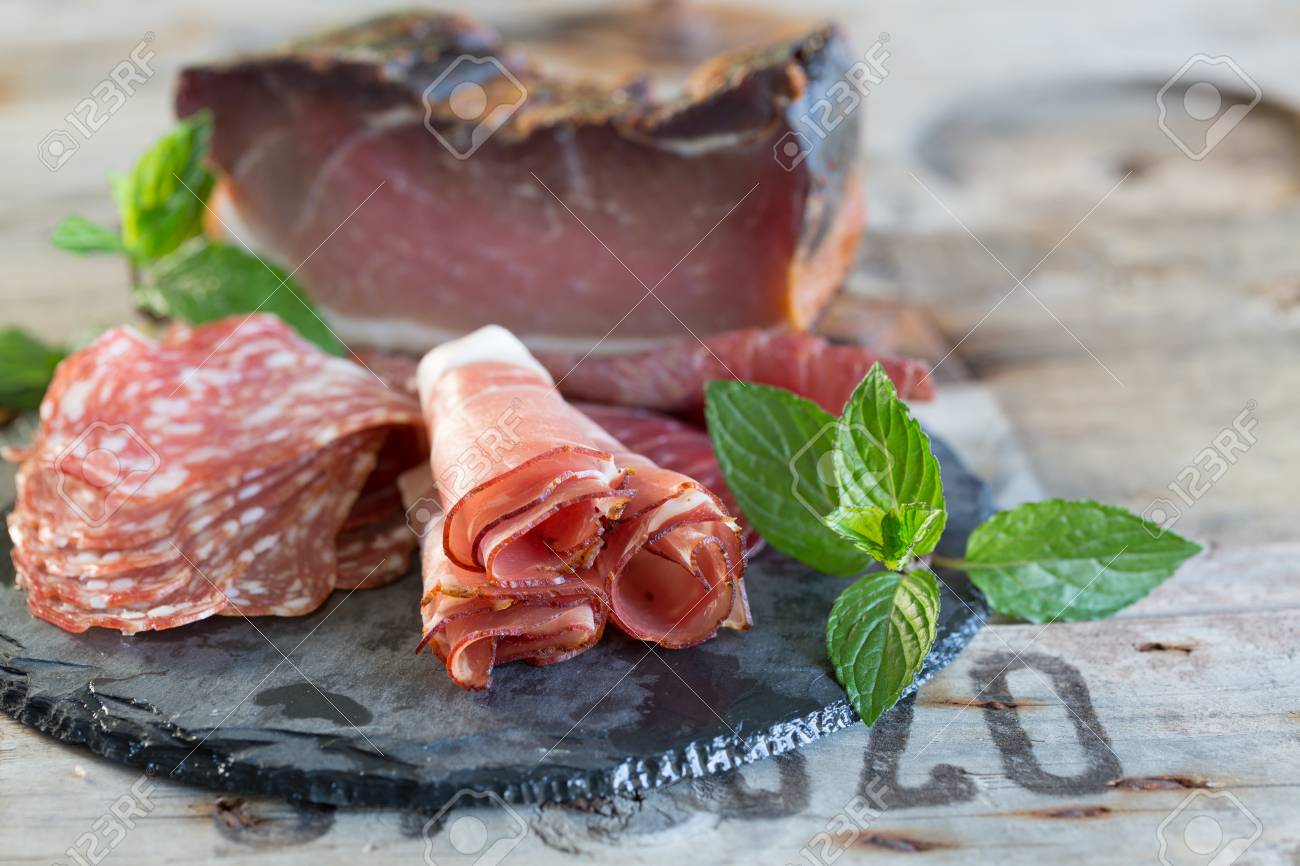 木の地面に高級ハムの選択 の写真素材 画像素材 Image