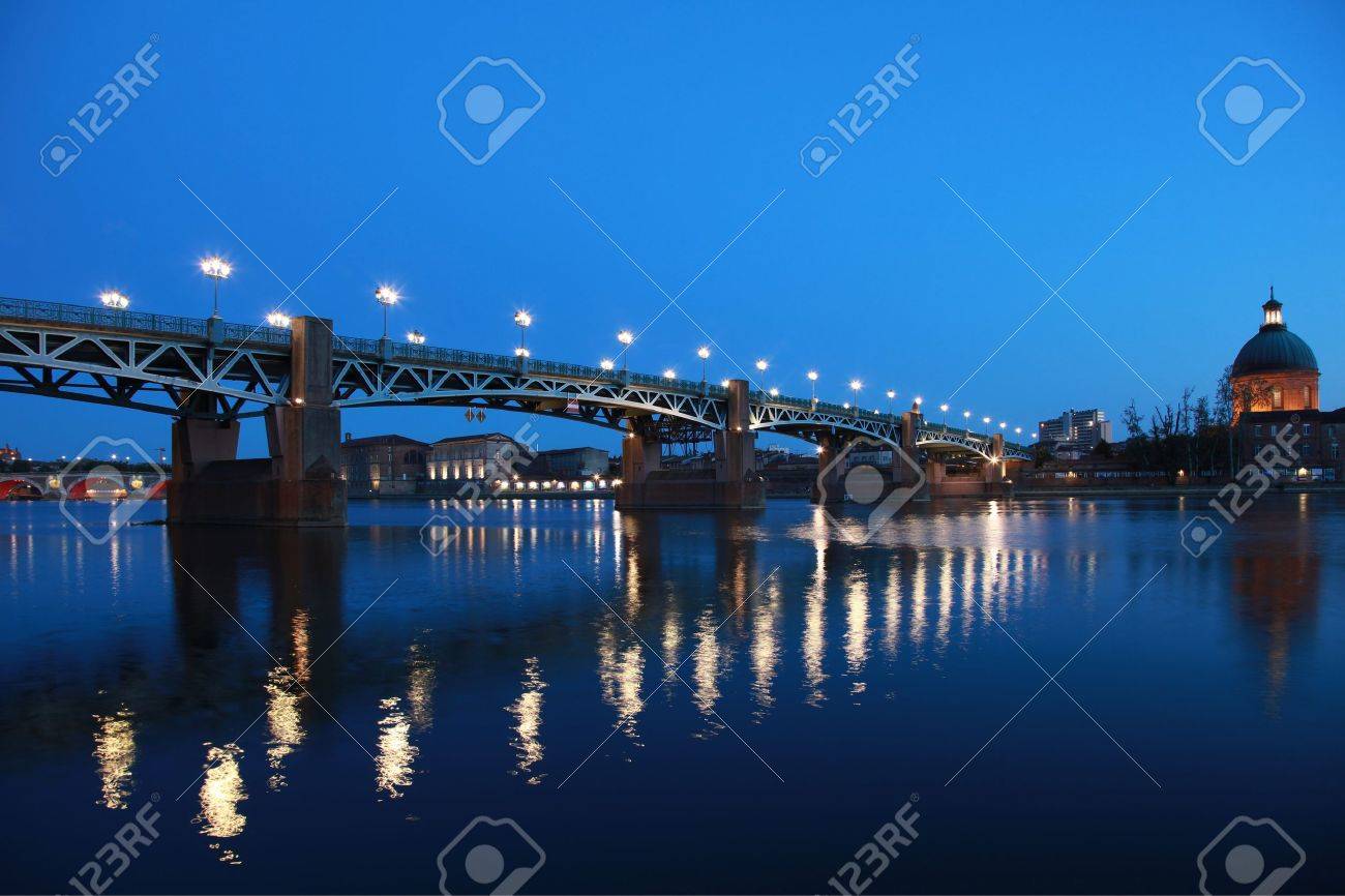 トゥールーズ フランスでポン サンピエールは ガロンヌ川に行きます の写真素材 画像素材 Image