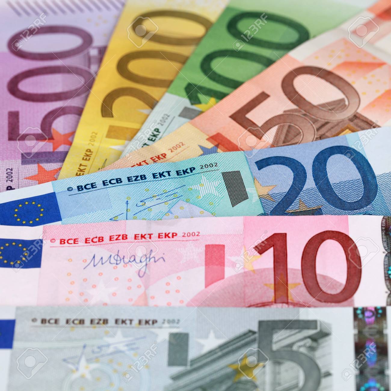 すべて現在ユーロ紙幣お金の背景を形成の写真素材・画像素材 Image 17304550