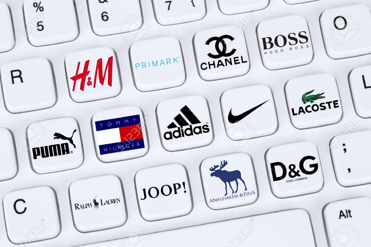 アディダス プーマ ナイキ やわらかく アバクロンビー ラコステのようなコンピューターのキーボード上のファッション服ブランドのロゴのベルリン ドイツ 15 年 4 月 7 日 コレクションです の写真素材 画像素材 Image