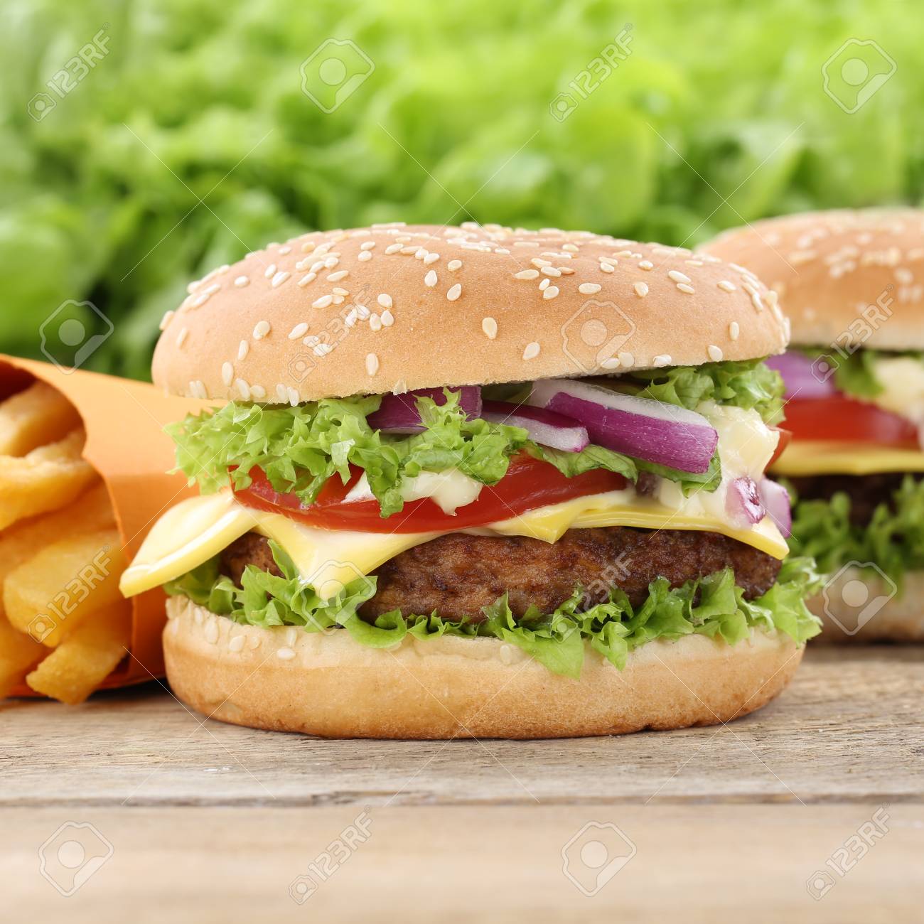 チーズバーガー ハンバーガーとポテトのトマト レタス ファーストフード の写真素材 画像素材 Image