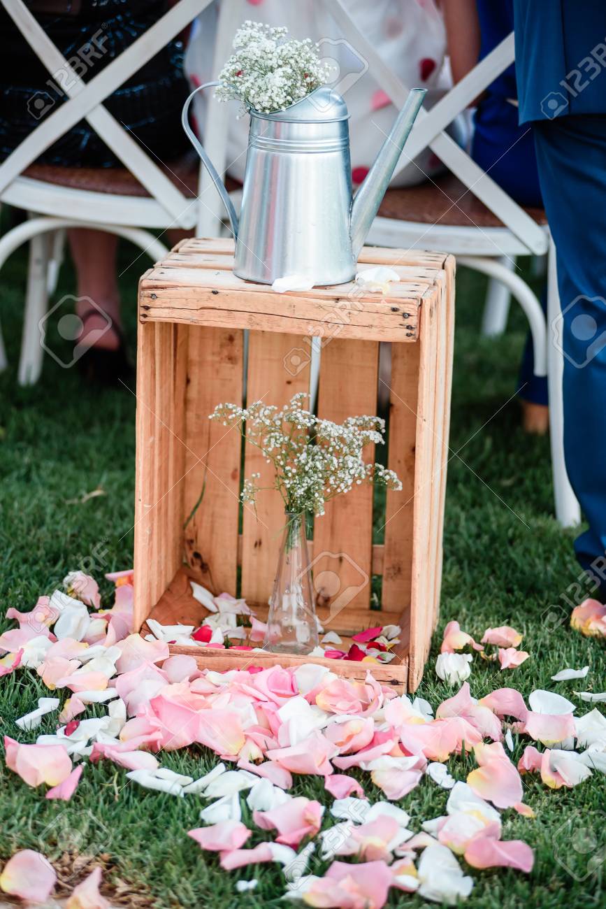 美しい結婚式の装飾花 花びら 木箱 鉄鍋で の写真素材 画像素材 Image 美しい結婚式の装飾花 花びら 木箱 鉄鍋で の写真素材 画像素材 Image
