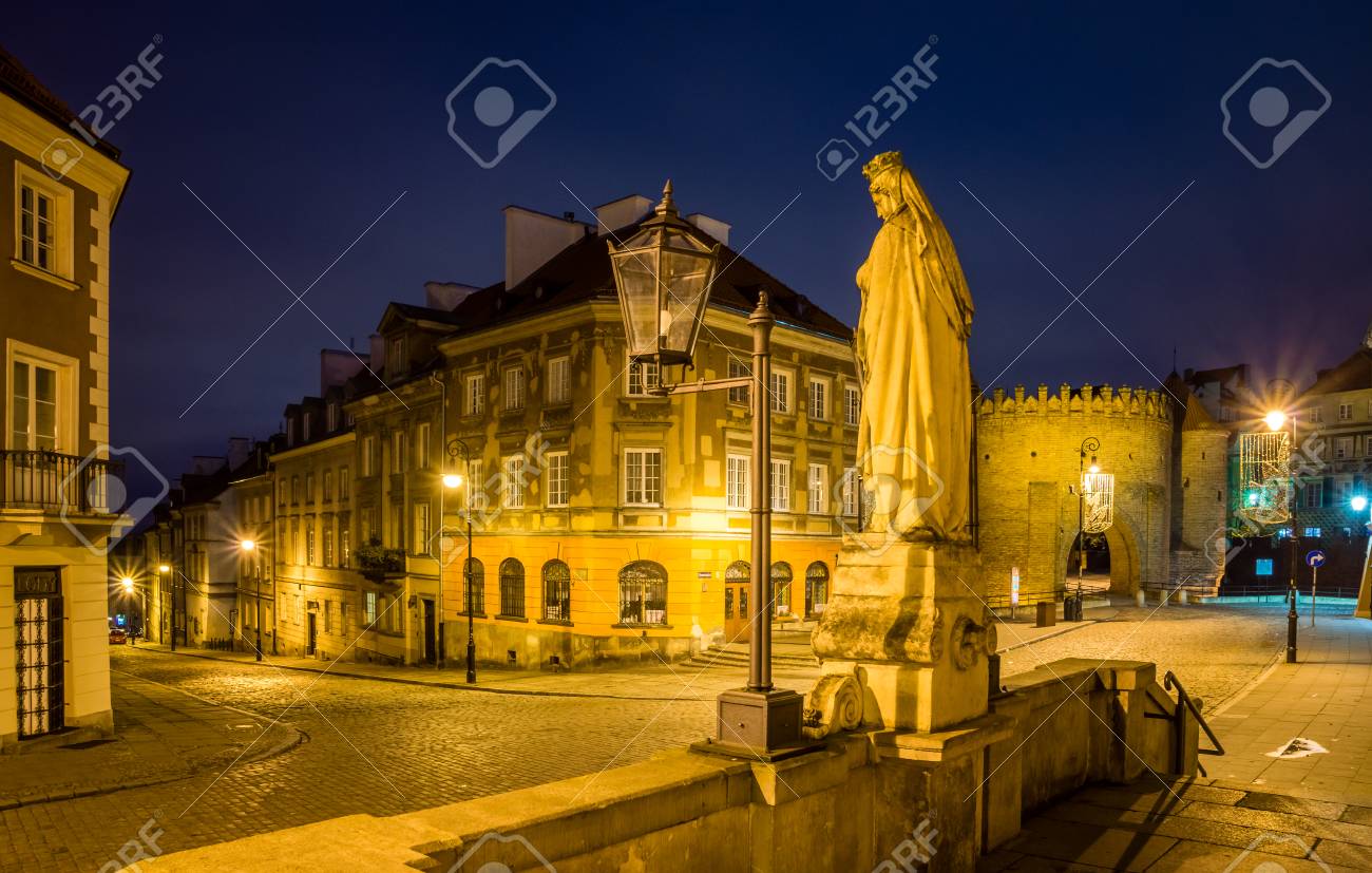 ポーランドのワルシャワで 夜旧市街の Mostowa 通り の写真素材 画像素材 Image ポーランドのワルシャワで 夜旧市街の Mostowa 通り の写真素材 画像素材 Image