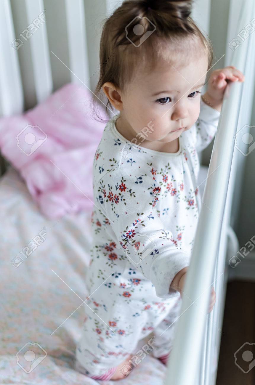 Portrait De Petite Fille Mignonne De Bebe En Pleine Longueur Avec Des Cheveux De Brunette En Blanc A Motifs De Long Sejour Body Manches Dans Le Lit A La Maison Et En