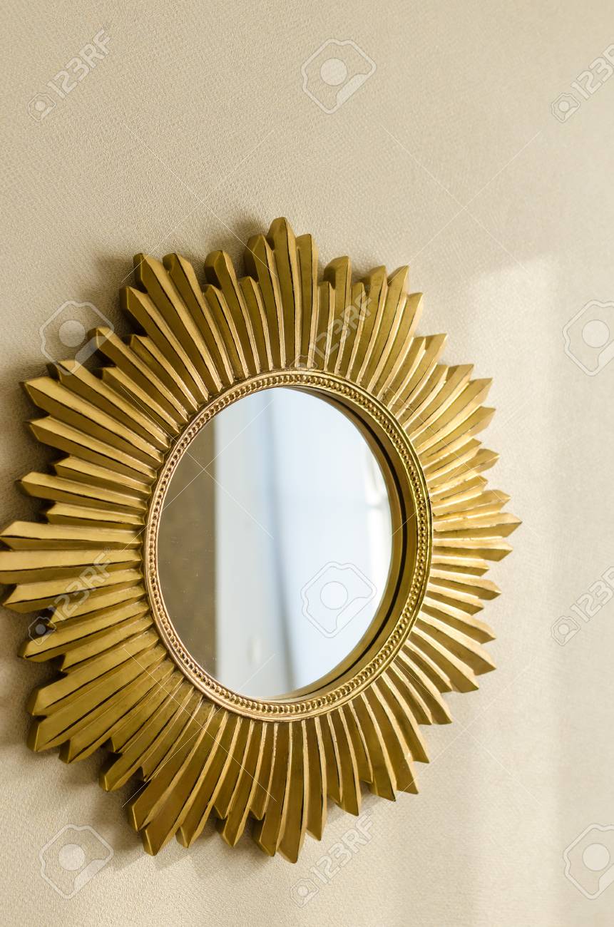 Hermoso Espejo De Oro Moderna En Forma De Sol En La Pared En El