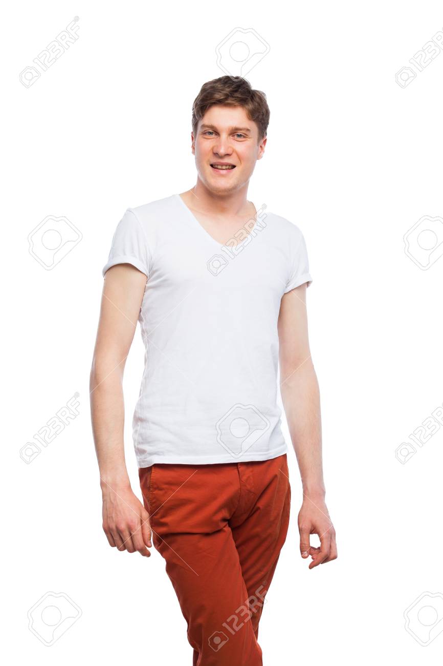 pantalon blanco camisa roja hombre