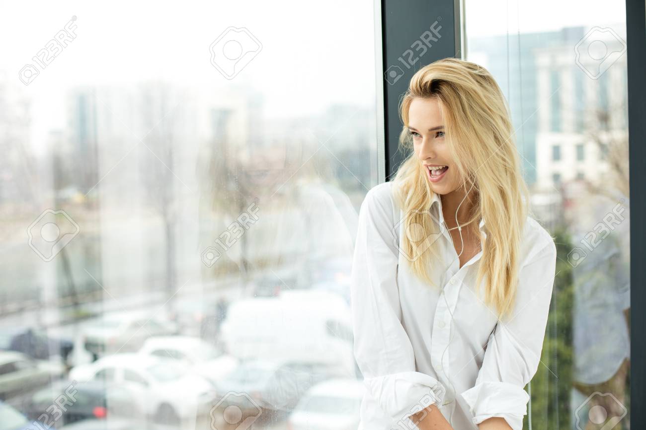 Hermosa Rubia Mujer De Pie Junto A Una Ventana, Vestido Con Hermosa Rubia Mujer De Pie Junto A Una Ventana, Vestido Con