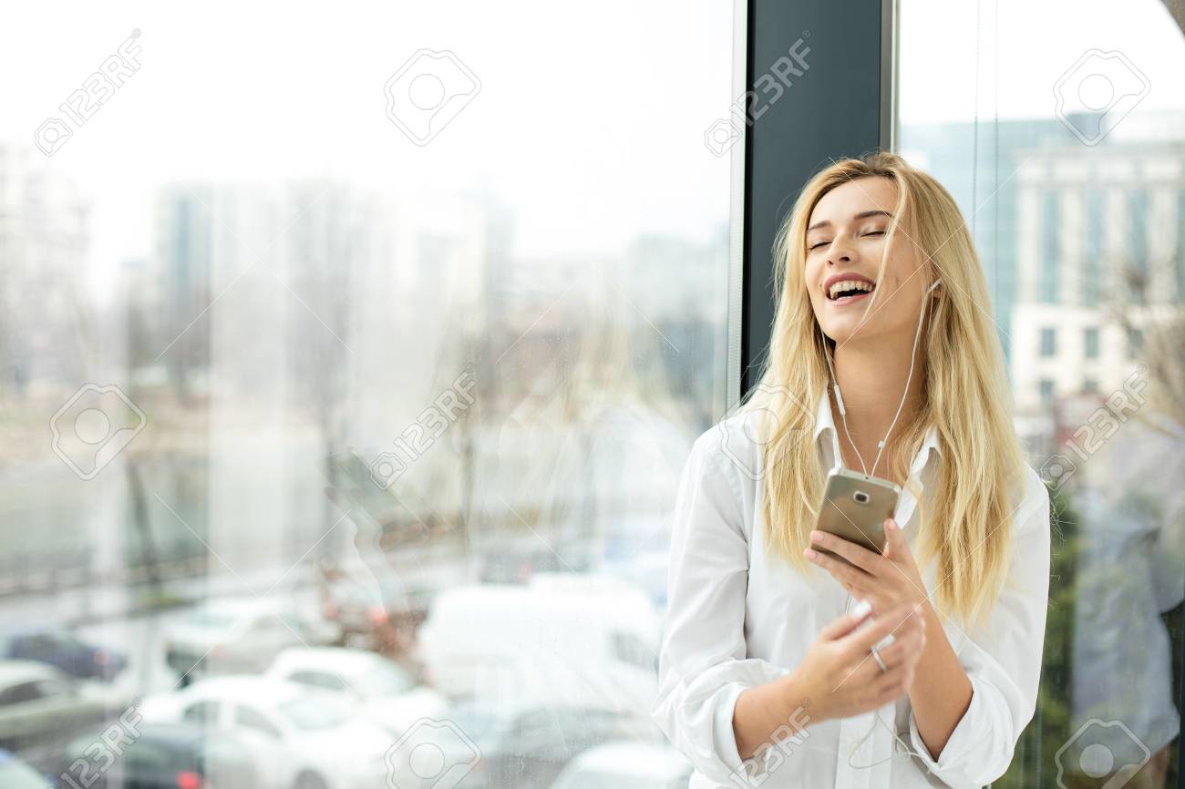 Hermosa Rubia Mujer De Pie Junto A Una Ventana, Vestido Con Hermosa Rubia Mujer De Pie Junto A Una Ventana, Vestido Con