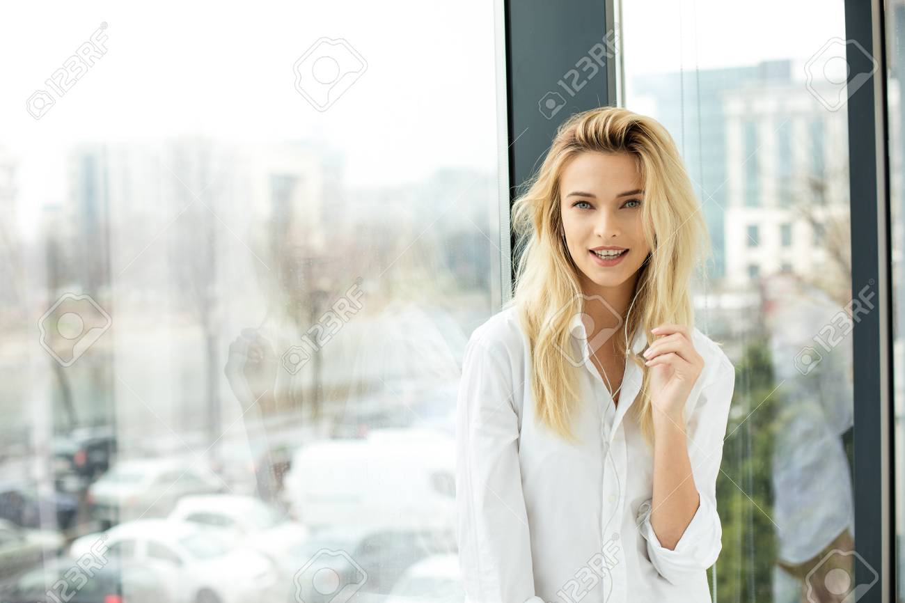 Hermosa Rubia Mujer De Pie Junto A Una Ventana, Vestido Con Hermosa Rubia Mujer De Pie Junto A Una Ventana, Vestido Con