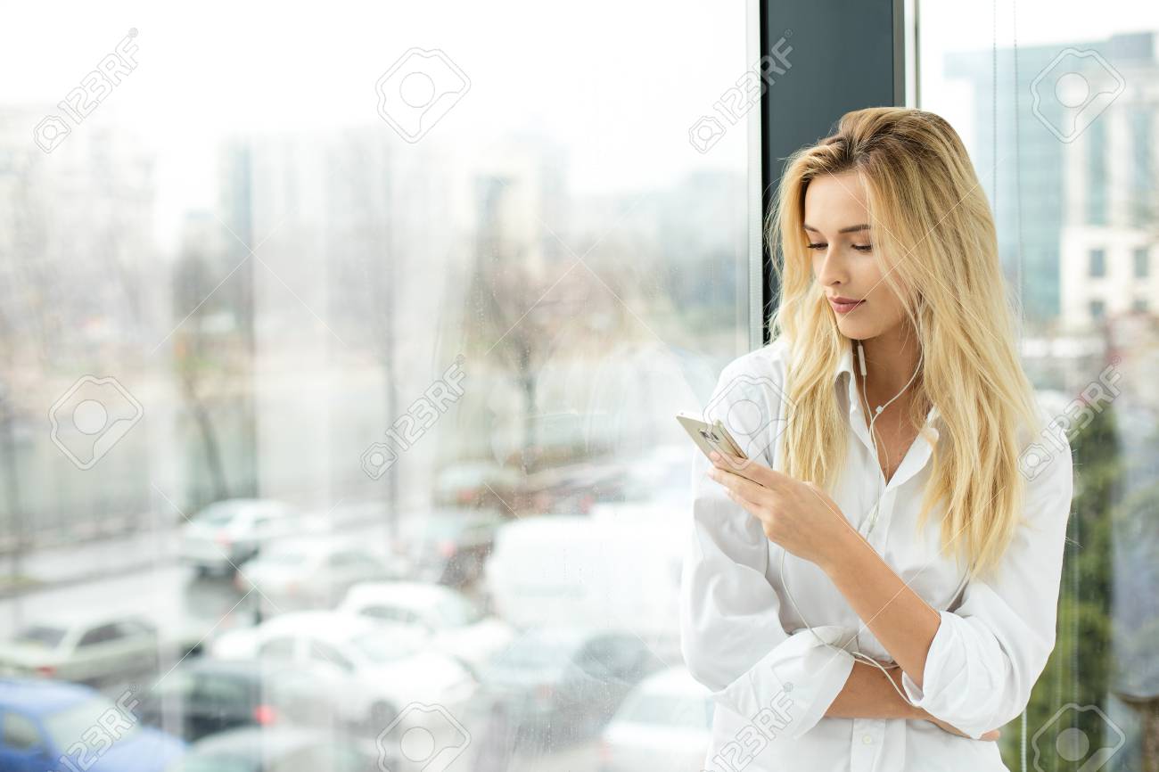 Hermosa Rubia Mujer De Pie Junto A Una Ventana, Vestido Con Hermosa Rubia Mujer De Pie Junto A Una Ventana, Vestido Con
