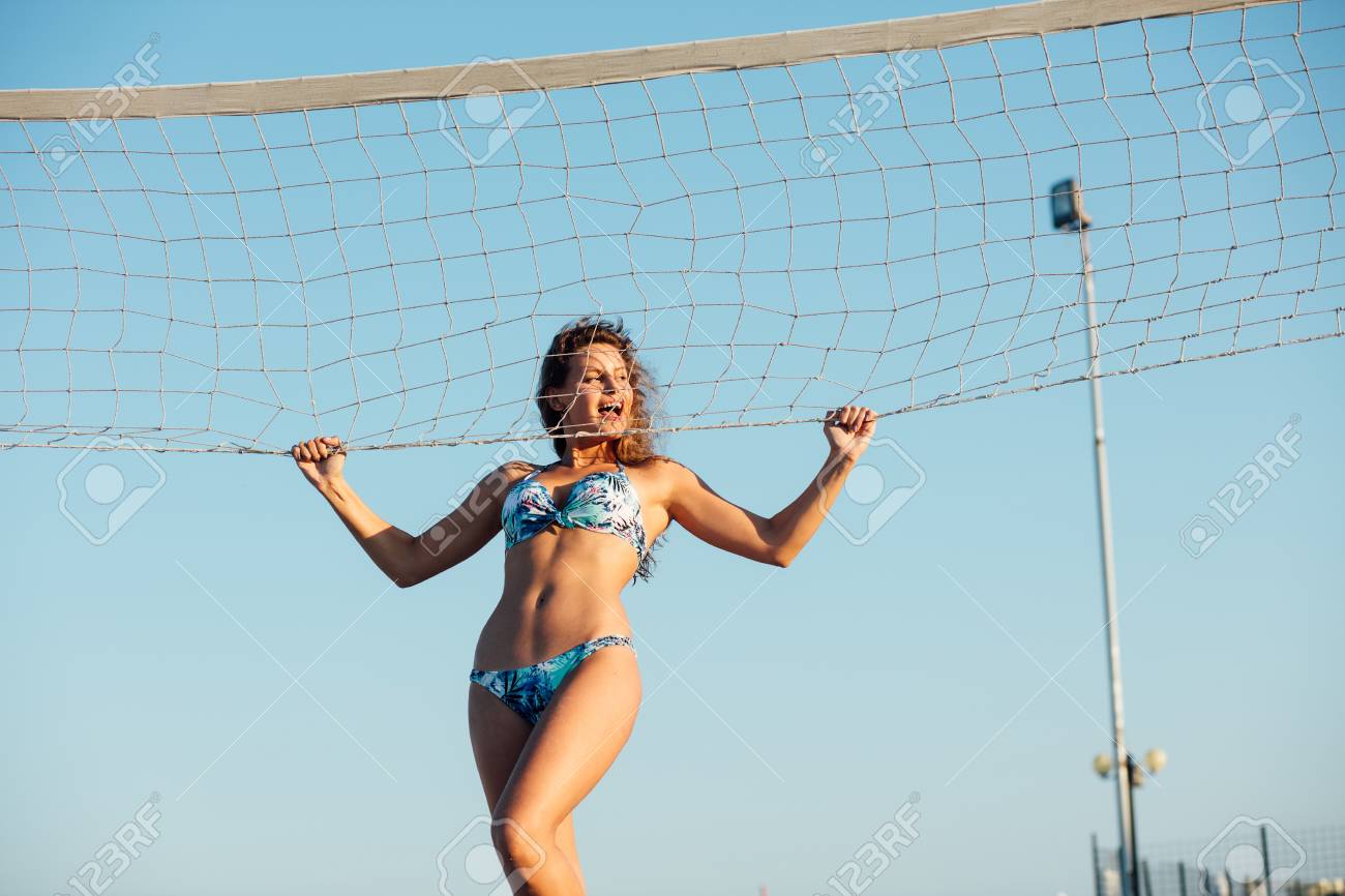 Sexy Frau Im Blauen Badeanzug Hinter Einem Beach Volleyball Netz Ausserhalb Die Spass Lacheln Und Posieren Lizenzfreie Fotos Bilder Und Stock Fotografie Image 64728958