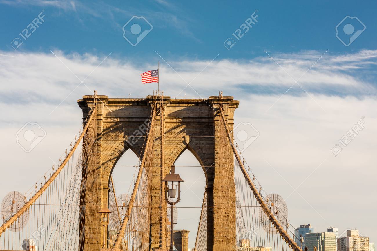 ニューヨーク ブルックリン橋の上に米国旗とマンハッタンで の写真素材 画像素材 Image ニューヨーク ブルックリン橋の上に米国旗とマンハッタンで の写真素材 画像素材 Image