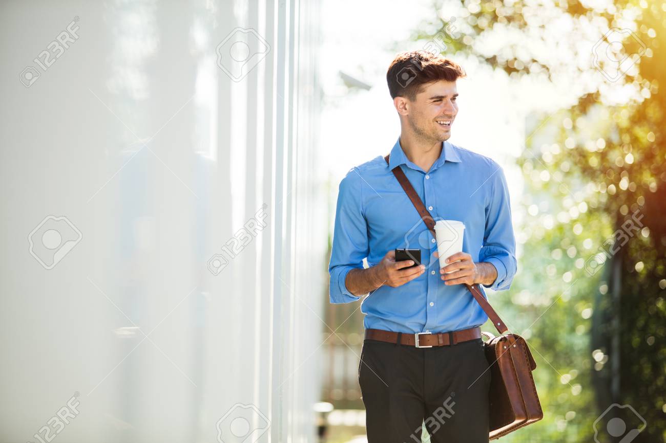Man is going to work. красивая походка. Man goes to work. ходить на работу иллюстрация. человек в костюме с чемоданом.