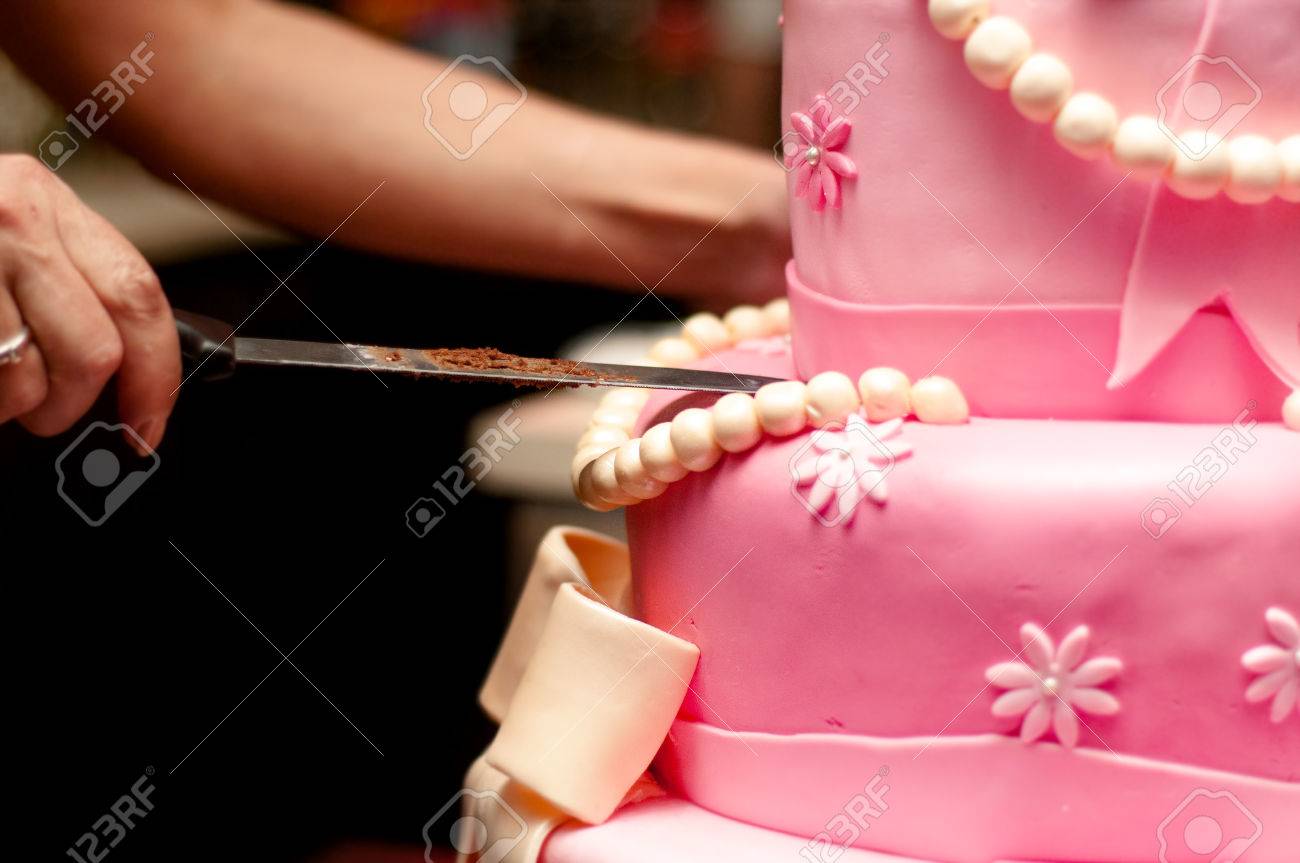 Femme Coupe Une Rose Gateau D Anniversaire Mignon Doux Sur Un Joyeux Anniversaire Avec Un Couteau Banque D Images Et Photos Libres De Droits Image