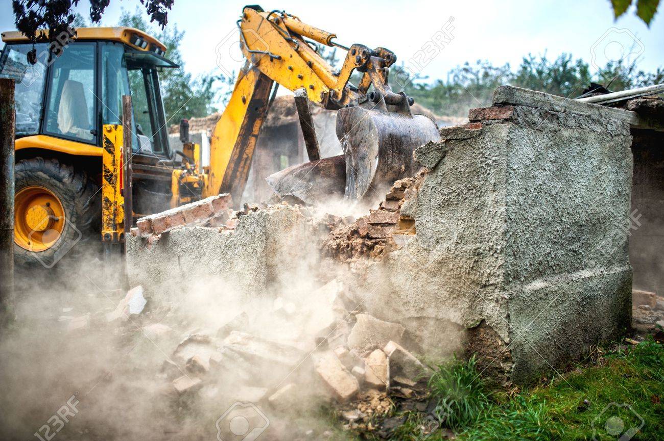 小さな建物のコンクリートのレンガの壁を取り壊すブルドーザー の写真素材 画像素材 Image 小さな建物のコンクリートのレンガの壁を取り壊すブルドーザー の写真素材 画像素材 Image