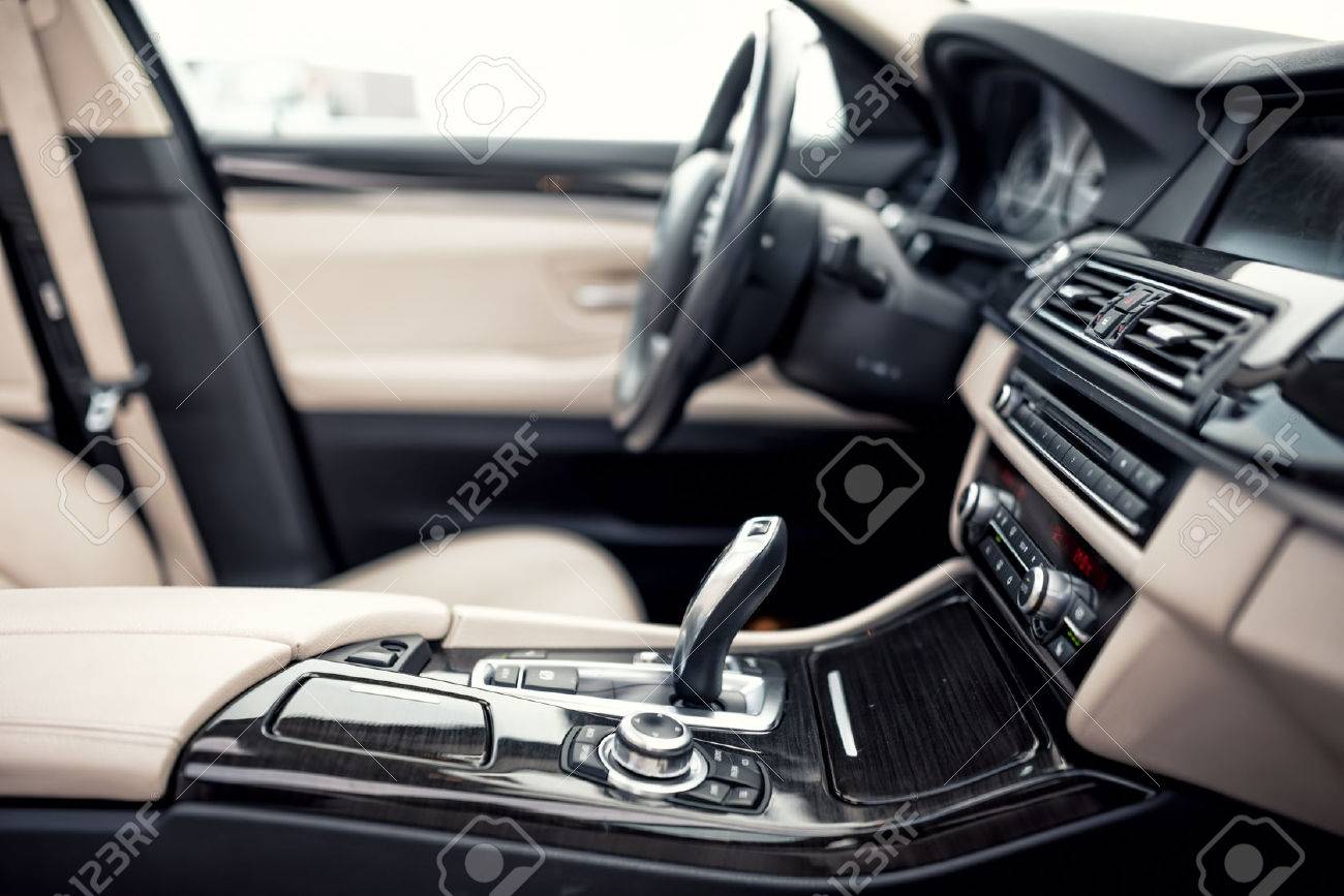 interior carro Interior Moderno Bege E Preto Do Carro Moderno, Detalhes De Close-up De  Transmissão Automática E Vara De Engrenagem Contra O Fundo Do Volante E  Painel De Instrumentos Foto Royalty Free, Gravuras, Imagens