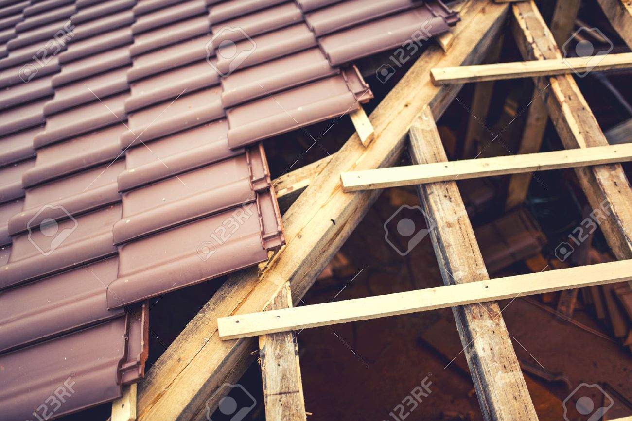 屋根の木造軸組構造のセラミックに茶色のタイルの建物します 新築の家の屋根瓦の幾何学的な分布 の写真素材 画像素材 Image 屋根の木造軸組構造のセラミックに茶色のタイルの建物します 新築の家の屋根瓦の幾何学的な分布 の写真素材 画像素材 Image