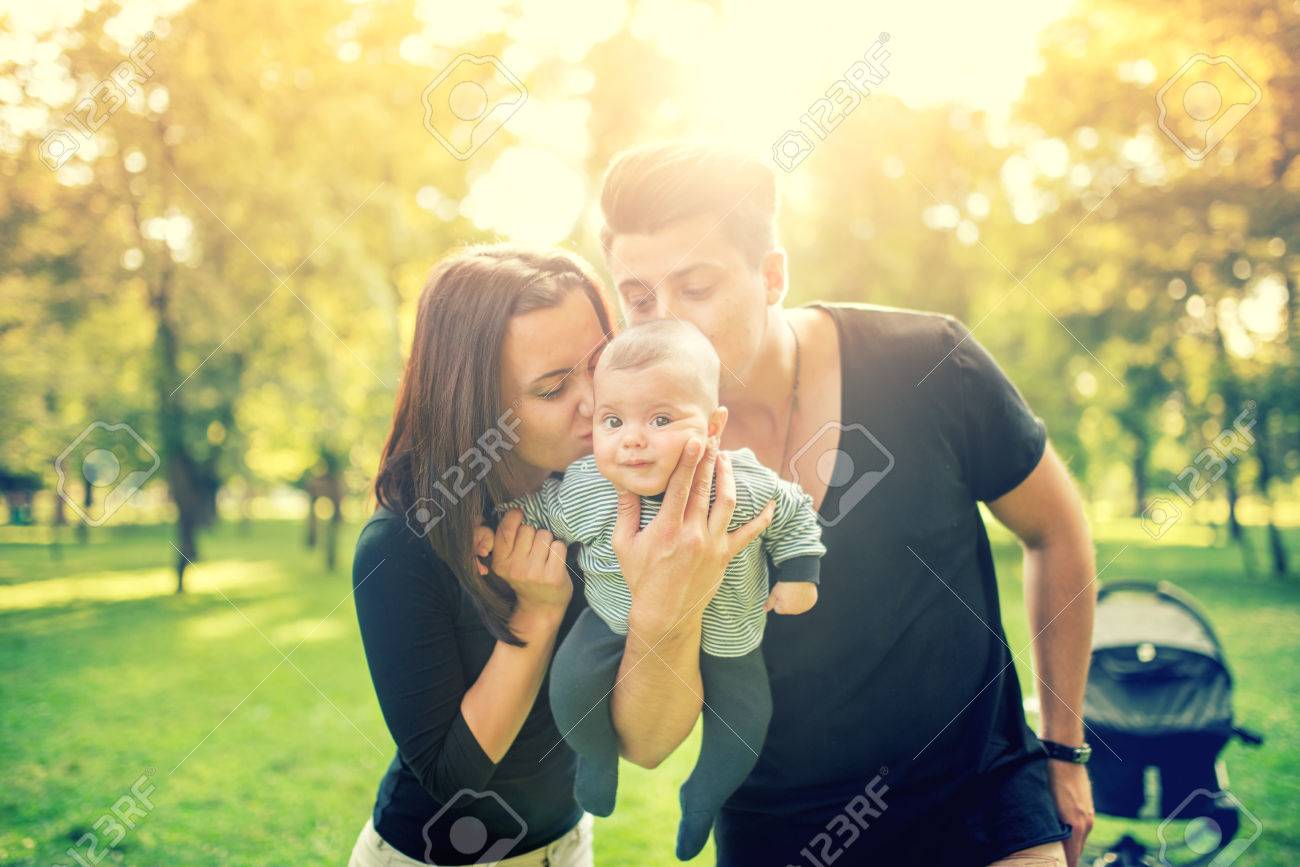 Mama Y Bebe Que Sostiene Papa 3 Meses De Edad Recien Nacido Y Lo Beso Familia Feliz Con El Padre La Madre Y El Bebe Efecto De La Vendimia En La Foto