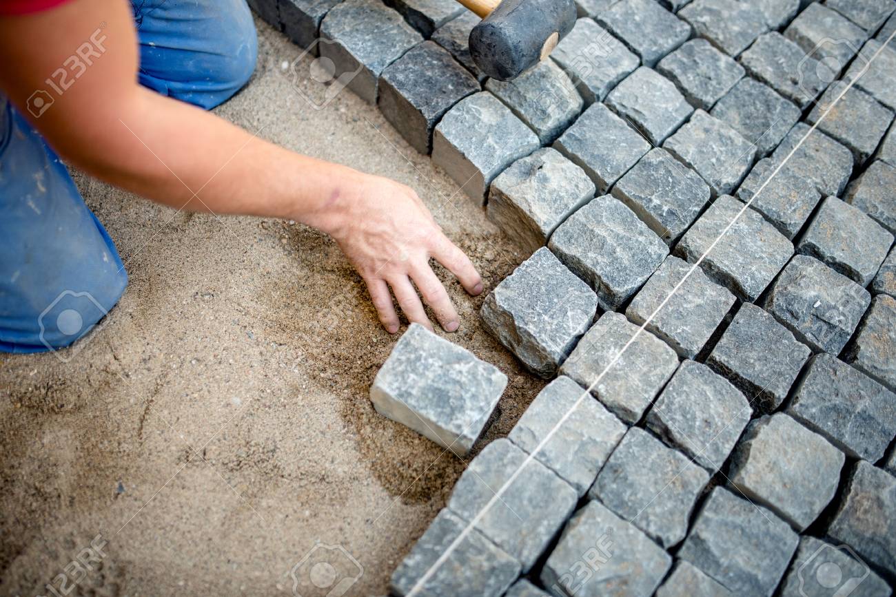 石畳と石のブロックは舗装を敷設産業建設労働者 の写真素材 画像素材 Image