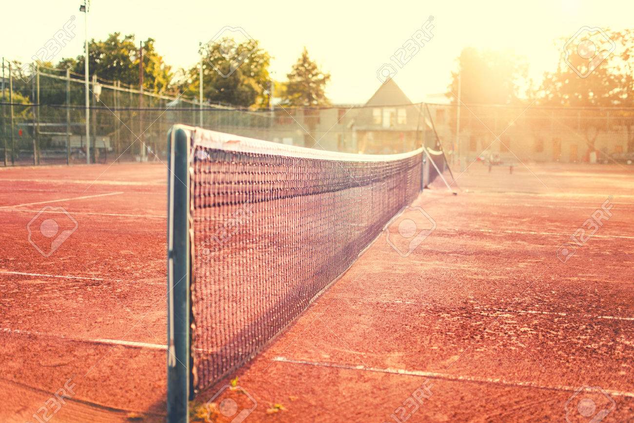 夏の晴れた日に土のテニスコートのクローズ アップ 現代のライフ スタイルにスポーツおよびフィットネス詳細 の写真素材 画像素材 Image 夏の晴れた日に土のテニスコートのクローズ アップ 現代のライフ スタイルにスポーツおよびフィットネス詳細 の写真素材 画像素材 Image