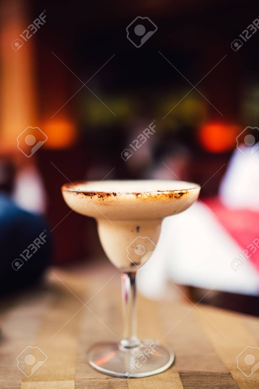 チョコレート カクテルを飲むウォッカとパブでココアの付け合わせを添えてください の写真素材 画像素材 Image