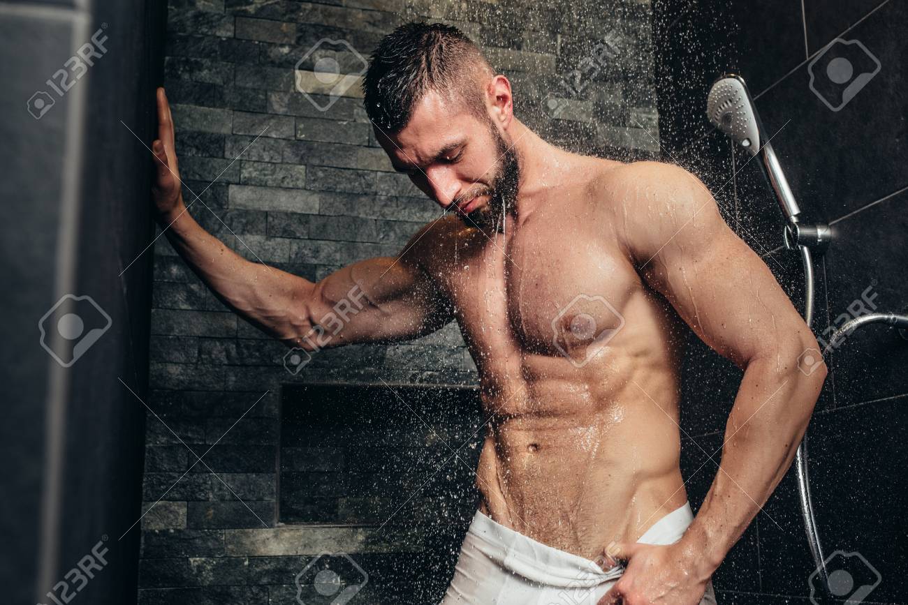 Hombre Sin Camisa, Musculoso Tomando Una Ducha En Baño Moderno Fotos,  retratos, imágenes y fotografía de archivo libres de derecho. Image 71686158