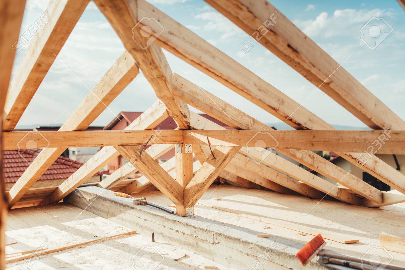 家の建設現場で木製の梁の設置木材 木材 金属ホルダーで建物の詳細 の写真素材 画像素材 Image
