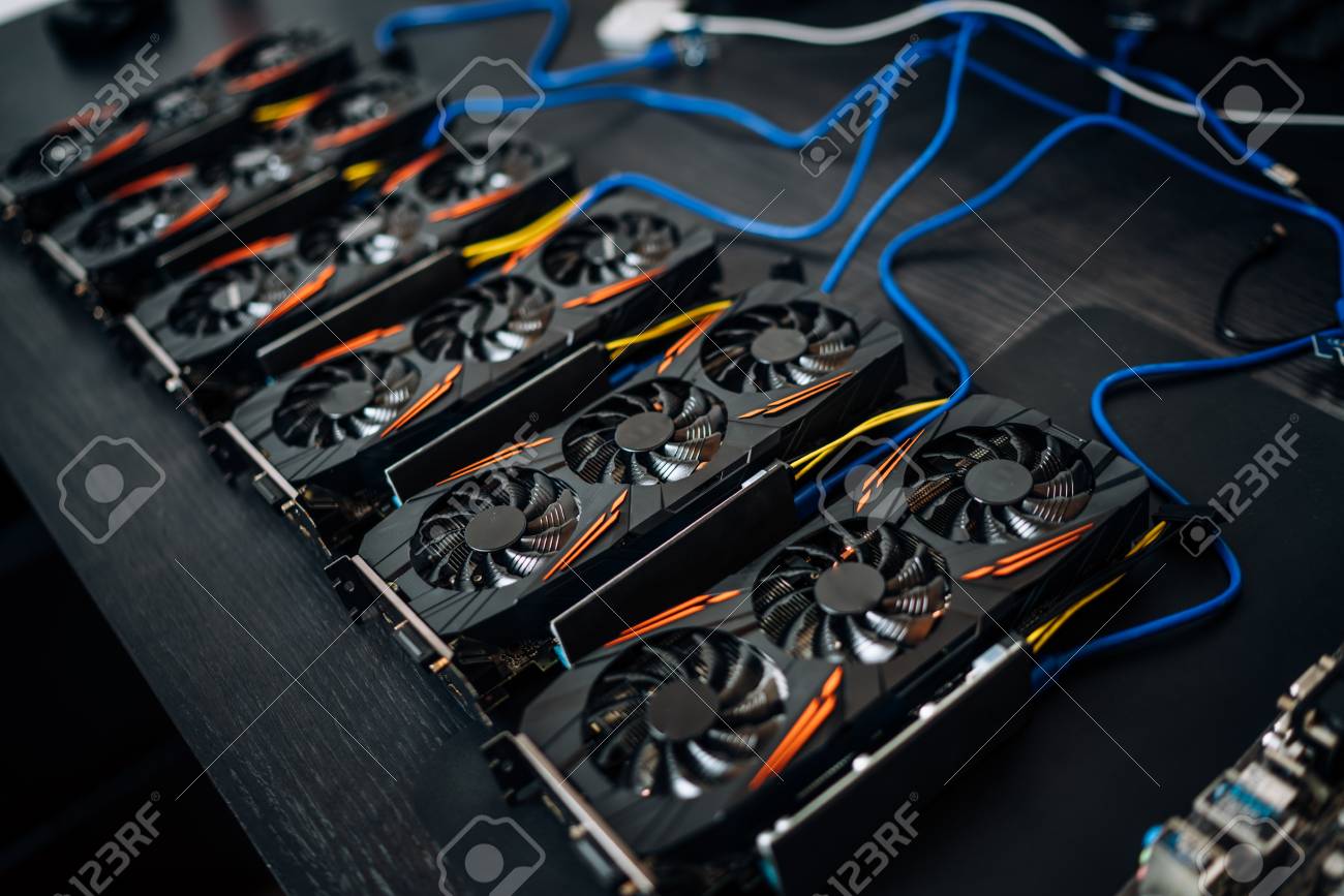 グラフィックスカードとGPUを備えた暗号通貨マイニングコンポーネント。インターネット接続電力リグマイニングイーテリアム、ビットコインとアルトコインの写真素材・画像素材  Image 99483080