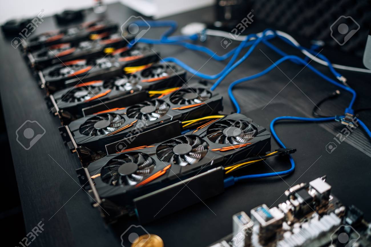 Crypto Mining Rig De Minería Graficas Para Minar Bitcoins Tarjetas Gpu  Preparándose Para Minar Criptomonedas, Dispositivos