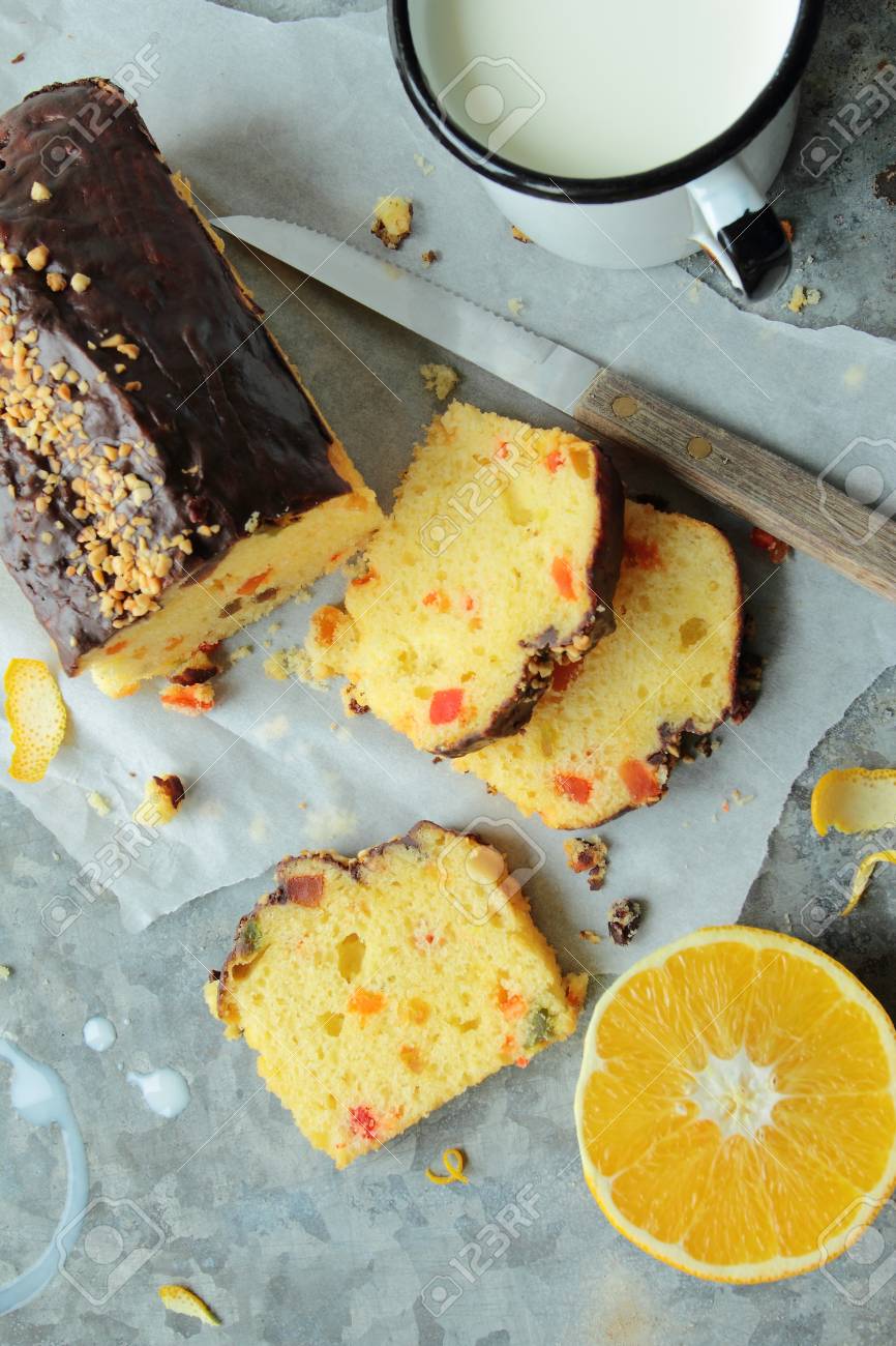 Gateau Aux Fruits Avec Zeste D Orange Et Glacage Au Chocolat Banque D Images Et Photos Libres De Droits Image 33792320