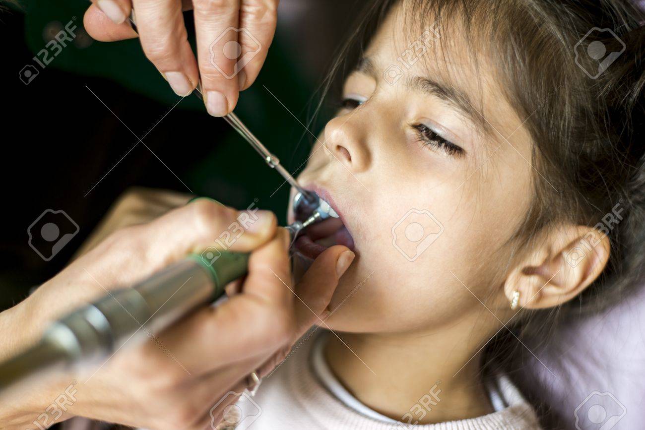 歯科検診で小さな女の子を見た の写真素材 画像素材 Image