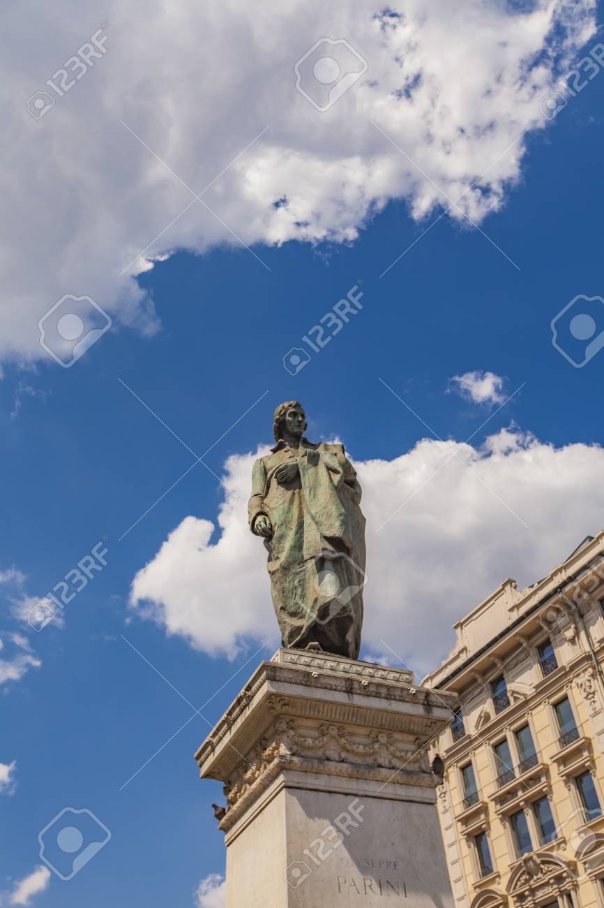 作家および詩人ジュゼッペ パリーニ ミラノ イタリアの広場 Cordusio に記念碑 の写真素材 画像素材 Image
