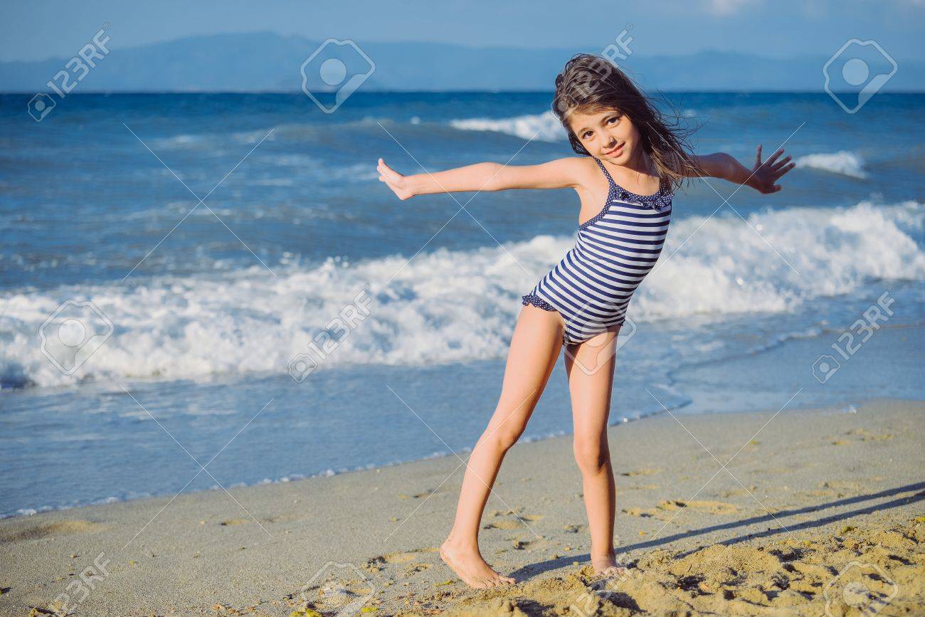 夏の砂浜のビーチでかわいい女の子 の写真素材 画像素材 Image