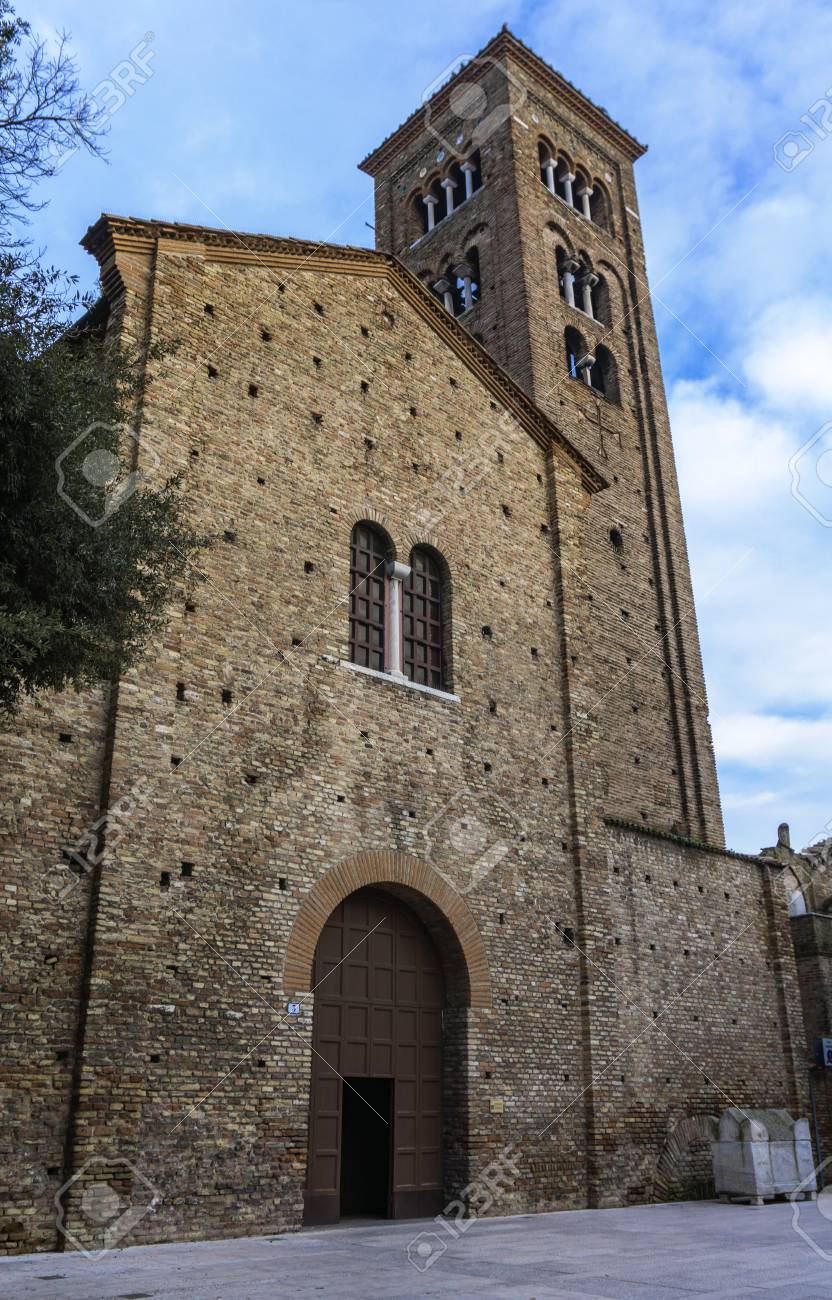 イタリア ラヴェンナのサンフランチェスコ大聖堂での眺め の写真素材 画像素材 Image