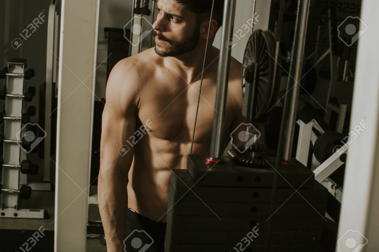 Torso Desnudo Musculoso Hombre Haciendo Ejercicio En El Gimnasio Haciendo  Ejercicios De Tríceps Fotos, retratos, imágenes y fotografía de archivo  libres de derecho. Image 101488069