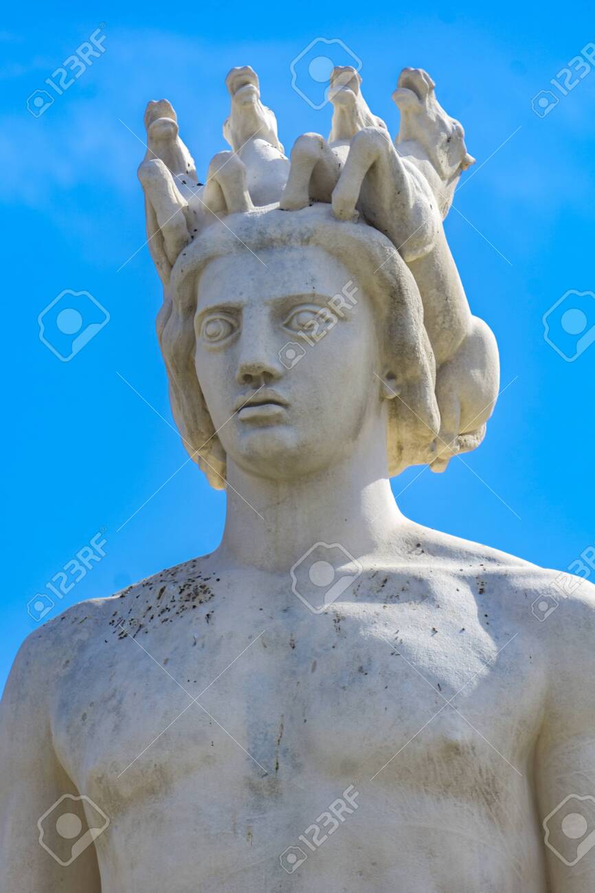 フランス・ニースのマセナ広場にある太陽の泉のアポロ像の詳細。彫像は