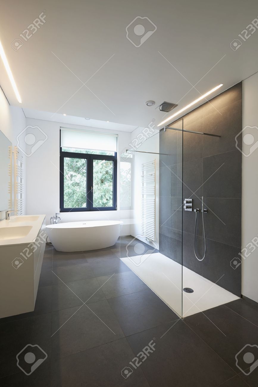 Baignoire En Corian Robinet Et Douche Dans Salle De Bain Carrel E Baignoire En Corian Robinet Et Douche Dans Salle De Bain Carrel E