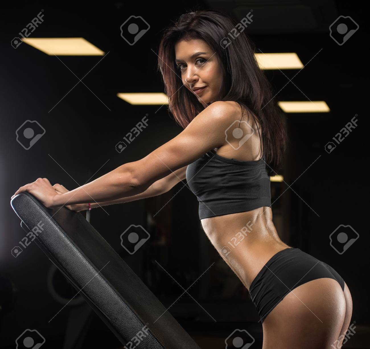 ショート パンツやタンクトップ ジムでポーズでセクシーな美女 の写真素材 画像素材 Image