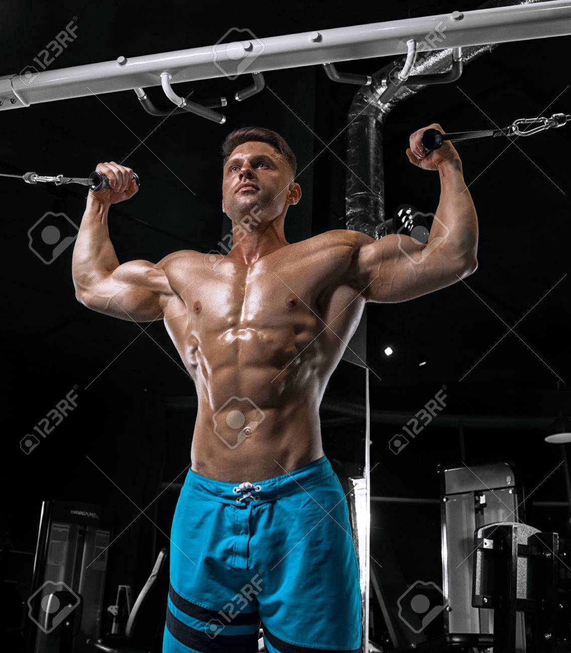 Chico Guapo Joven Con Un Torso Desnudo Haciendo Ejercicios En El Gimnasio  Fotos, retratos, imágenes y fotografía de archivo libres de derecho. Image  75410089