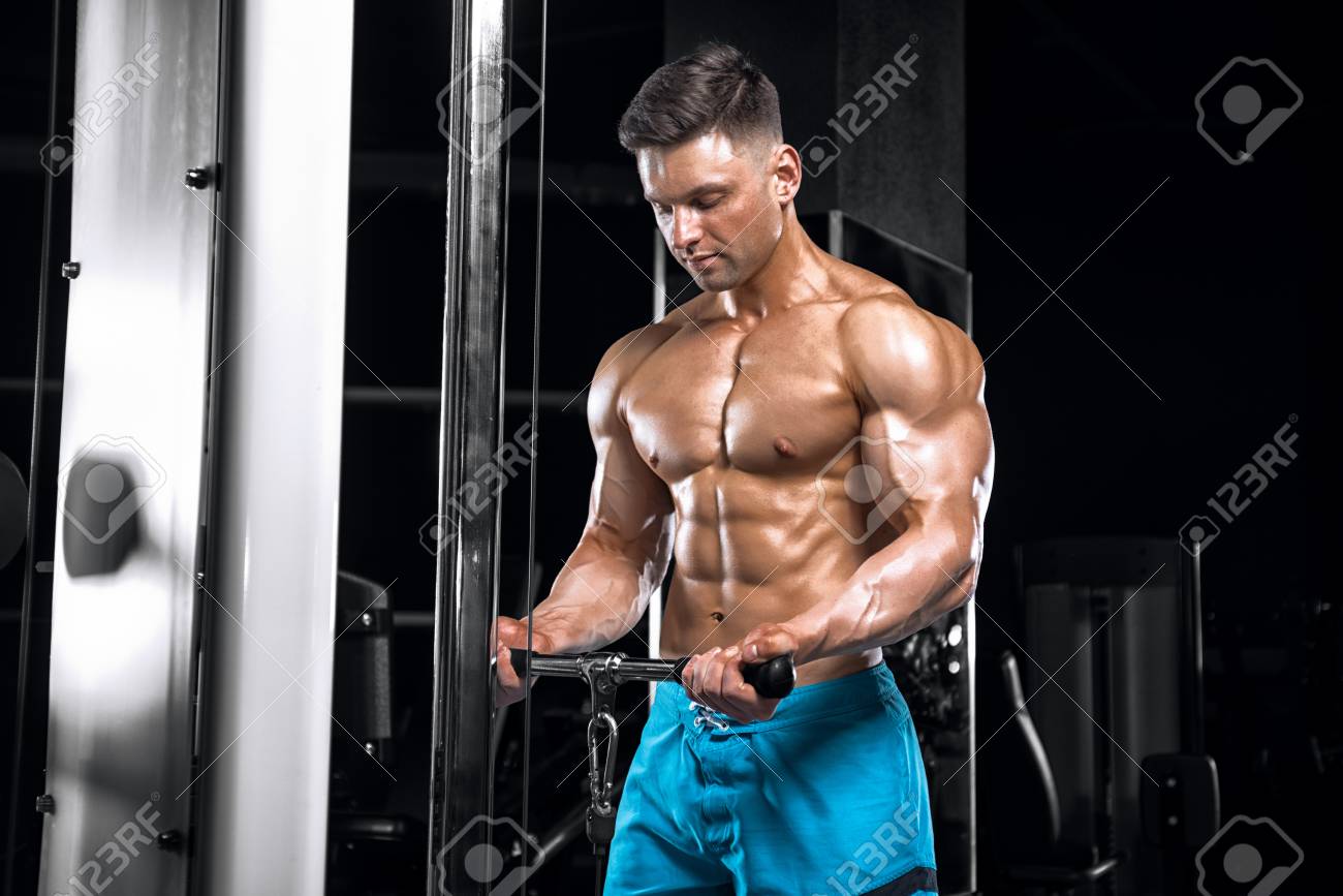 Chico Guapo Joven Con Un Torso Desnudo Haciendo Ejercicios En El Gimnasio  Fotos, retratos, imágenes y fotografía de archivo libres de derecho. Image  75410090