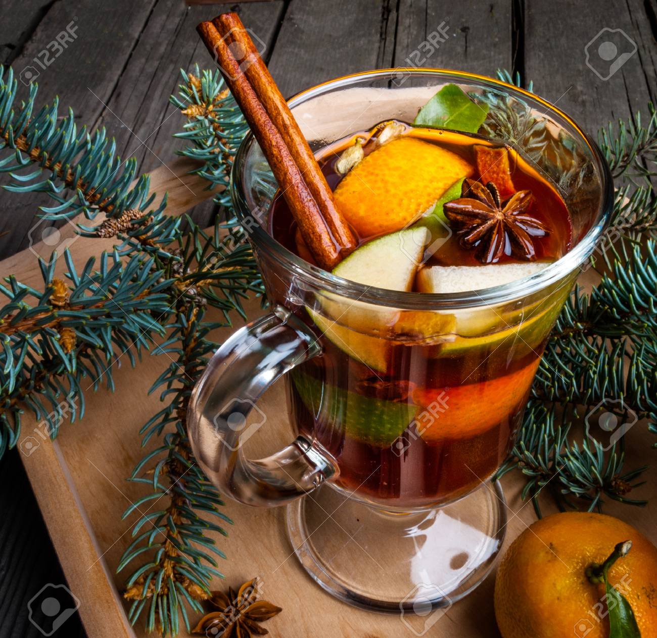 クリスマスは香りのスパイス りんご みかん オレンジのホットワイン クリスマスの木の枝や松ぼっくり の写真素材 画像素材 Image
