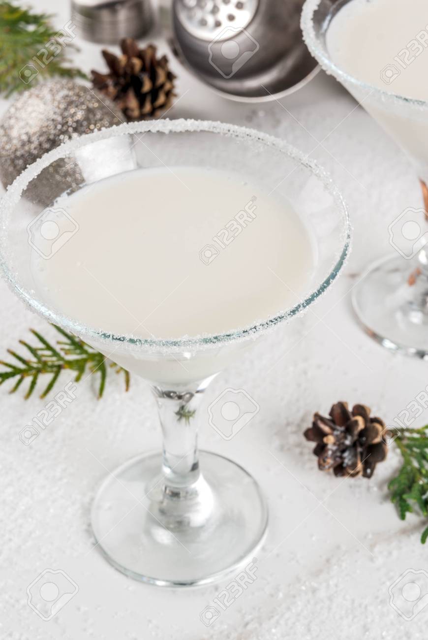 アイデアやクリスマスの飲み物のためのレシピ ホワイト チョコレート スノーフレーク マティーニ カクテル クリスマスの装飾と白い大理石テーブルにコピー スペース の写真素材 画像素材 Image アイデアやクリスマスの飲み物のためのレシピ ホワイト チョコレート スノーフレーク マティーニ カクテル クリスマスの装飾と白い大理石テーブルにコピー スペース の写真素材 画像素材 Image