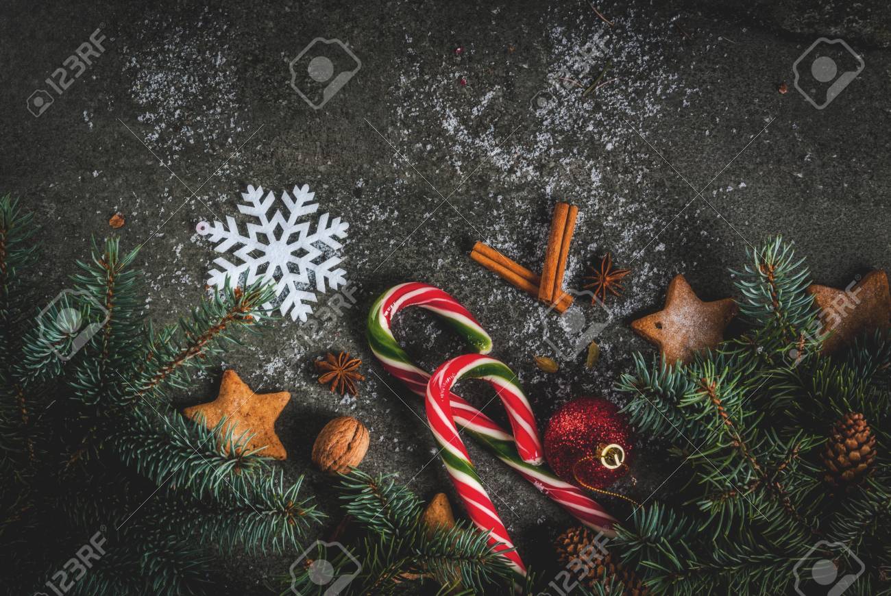 Fond Sombre De Noël Avec Des Branches Darbres De Noël Pommes De Pin Bonbons De Canne En Bonbon Cadeaux Boules De Noël Et Décorations Vue De