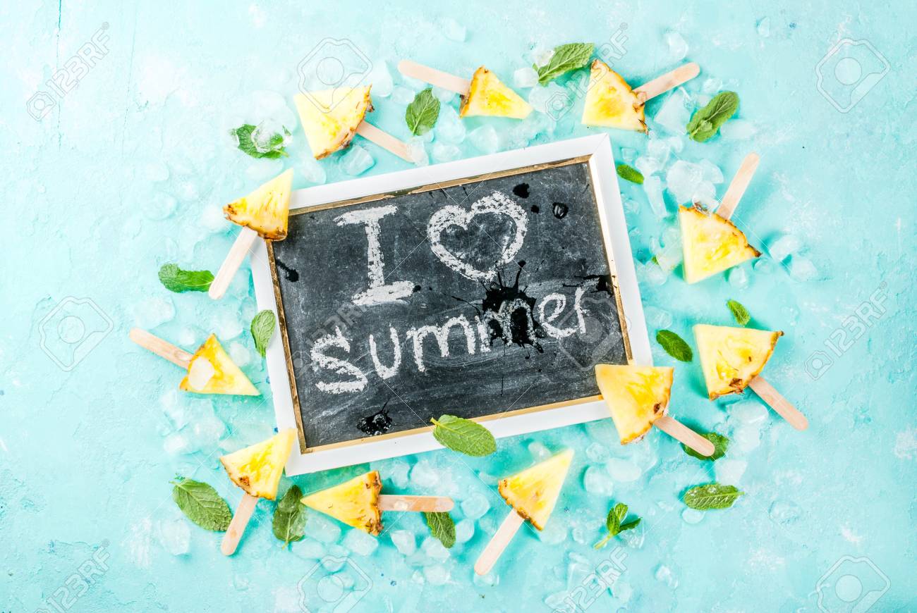 Fatia De Palitos De Picole De Abacaxi E Folhas De Hortela Sobre Fundo Azul Claro Com Gelo Conceito De Verao Copia Espaco Plana Leigos Vista Superior Fotos Retratos Imagenes Y Fotografia De