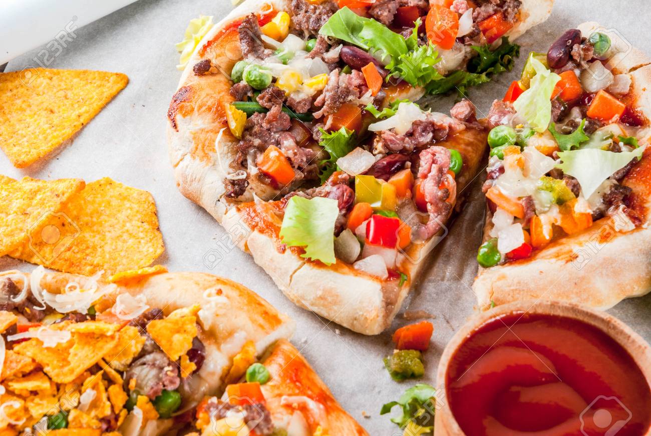 自家製メキシコタコピッツァ ナチョスチップ 豆 新鮮な野菜 牛肉 コピースペース の写真素材 画像素材 Image