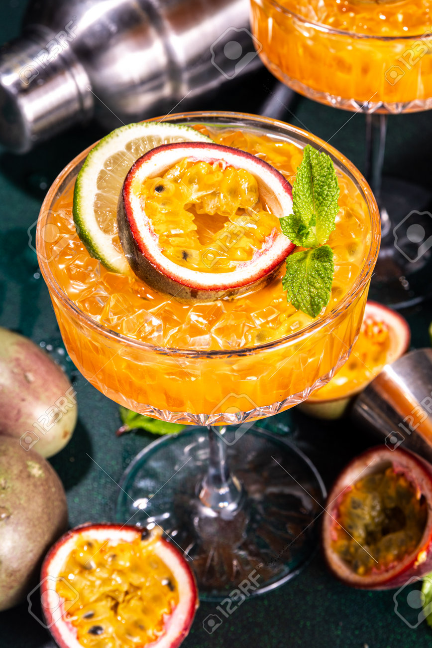 パッションフルーツマティーニカクテル。新鮮なパッションフルーツとライムを使った甘いポルノスターアルコール飲料、バー用品のコピースペースの写真素材・画像素材  Image 192837127